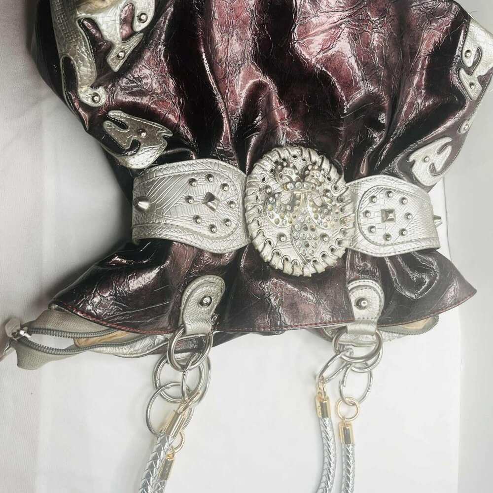 Bold, artistic statement bag with sculptural volume and a striking decorative “P